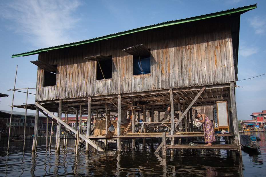  Życie codzienne Jezioro Inle Nikon D7200 Sigma 10-20mm f/3.5 HSM 0 Myanmar woda transport wodny odbicie dom drewno buda budynek budka niebo fasada