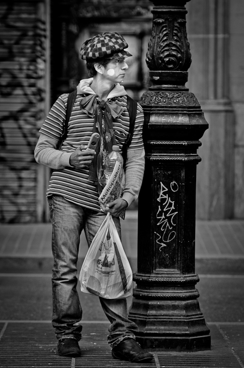  Ulice Barcelony Barcelona Nikon D7000 AF-S Nikkor 70-200mm f/2.8G Hiszpania 0 fotografia czarny czarny i biały na stojąco infrastruktura fotografia monochromatyczna migawka monochromia człowiek