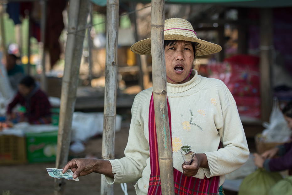  Targowisko Jezioro Inle Nikon D7100 AF-S Nikkor 70-200mm f/2.8G 0 Myanmar miejsce publiczne świątynia człowiek nakrycie głowy Miasto tradycja ulica rynek sprzedawca