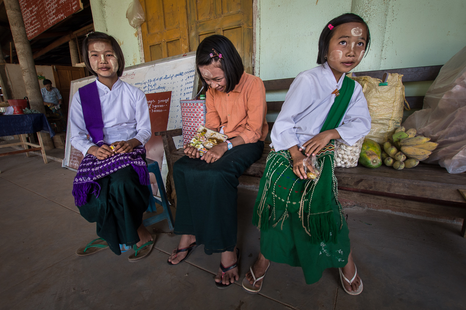  Dziewczynki Jezioro Inle Nikon D7100 Sigma 10-20mm f/3.5 HSM 0 Myanmar kobieta dziewczyna tradycja świątynia zabawa uśmiech