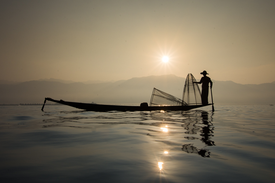  Rybak Jezioro Inle Nikon D7100 Sigma 10-20mm f/3.5 HSM 0 Myanmar woda morze wschód słońca spokojna odbicie niebo łodzie i sprzęt żeglarski oraz zaopatrzenie ranek horyzont zachód słońca