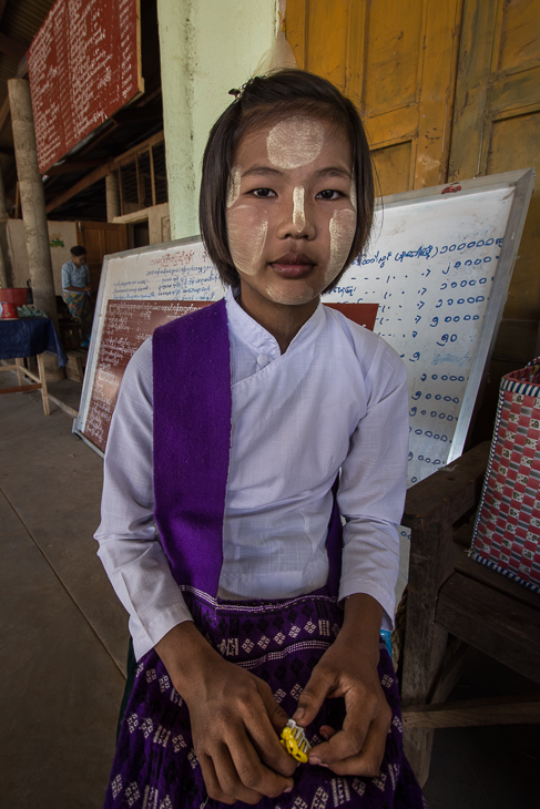  targu Jezioro Inle Nikon D7100 Sigma 10-20mm f/3.5 HSM 0 Myanmar osoba kobieta świątynia dziewczyna uśmiech profesjonalny