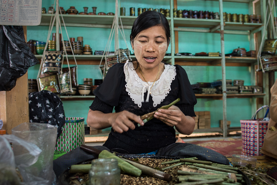  Fabryka papierosów Jezioro Inle Nikon D7100 Nikkor 20mm f/1.8 0 Myanmar sklepikarz dziewczyna rzemieślnik sprzedawca