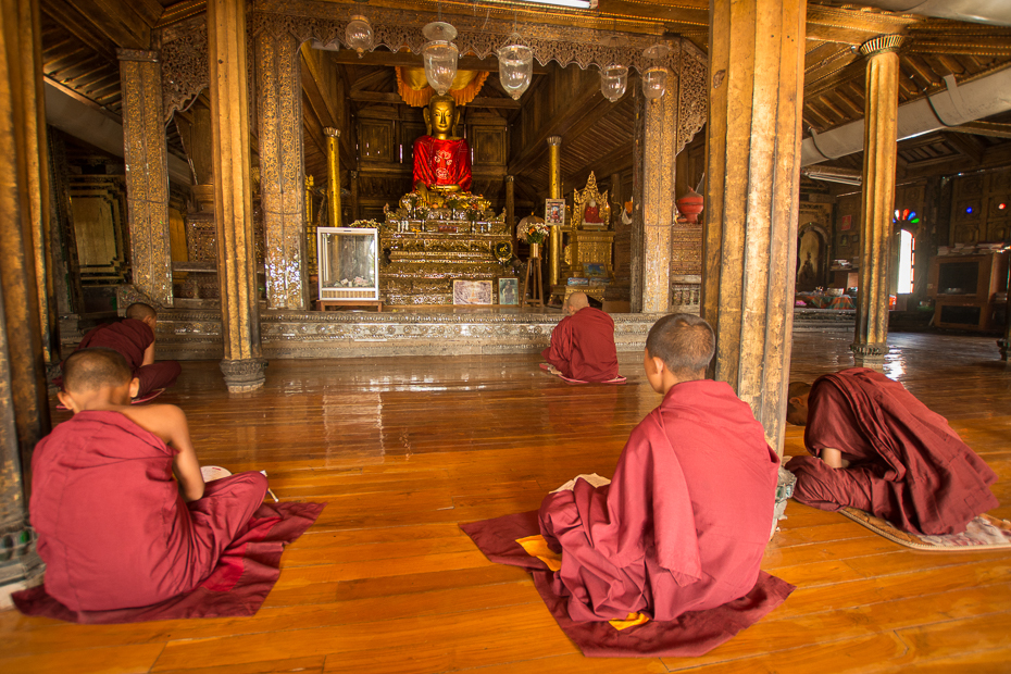  Shwe Yan Pyay Jezioro Inle Nikon D7100 Sigma 10-20mm f/3.5 HSM 0 Myanmar mnich świątynia instytut religijny atrakcja turystyczna kult religia miejsce kultu posadzka