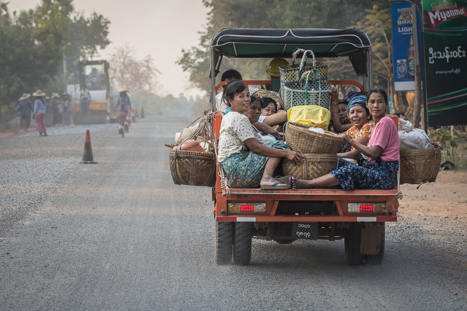  Mistrzowie upakowania drodze Nikon D7200 AF-S Nikkor 70-200mm f/2.8G 0 Myanmar pojazd lądowy transport pojazd samochód Droga rodzaj transportu infrastruktura wózek riksza ulica