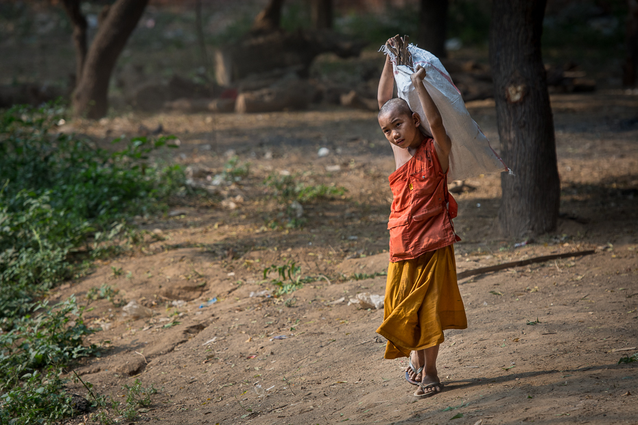  Mnich Ludzie Nikon D7100 AF-S Nikkor 70-200mm f/2.8G 0 Myanmar dziecko dziewczyna drzewo świątynia roślina trawa rekreacja zabawa plemię wakacje