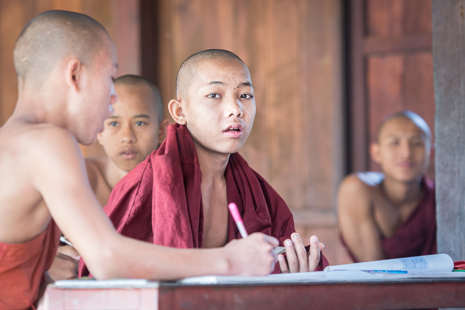  Szkoła dla mnichów Ludzie Nikon D7100 AF-S Nikkor 70-200mm f/2.8G 0 Myanmar osoba mnich dziecko dziewczyna świątynia student zabawa