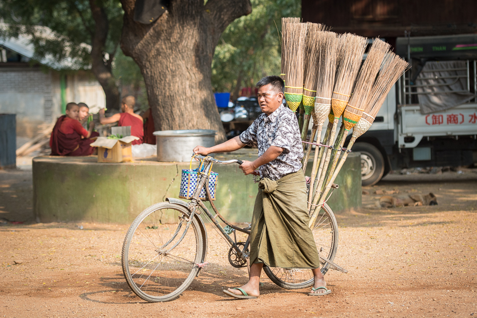  Sprzedawca mioteł Ludzie Nikon D7100 AF-S Nikkor 70-200mm f/2.8G 0 Myanmar pojazd lądowy pojazd rower migawka riksza drzewo Droga ulica rekreacja Jazda rowerem