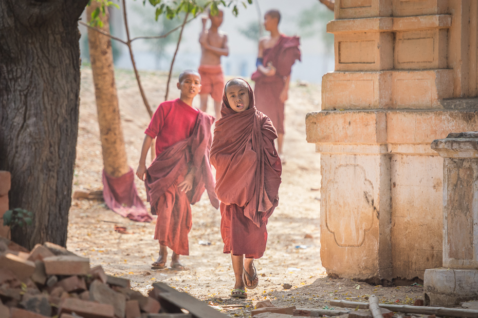  Mnisi Ludzie Nikon D7100 AF-S Nikkor 70-200mm f/2.8G 0 Myanmar fotografia świątynia mnich dziewczyna wakacje turystyka rekreacja