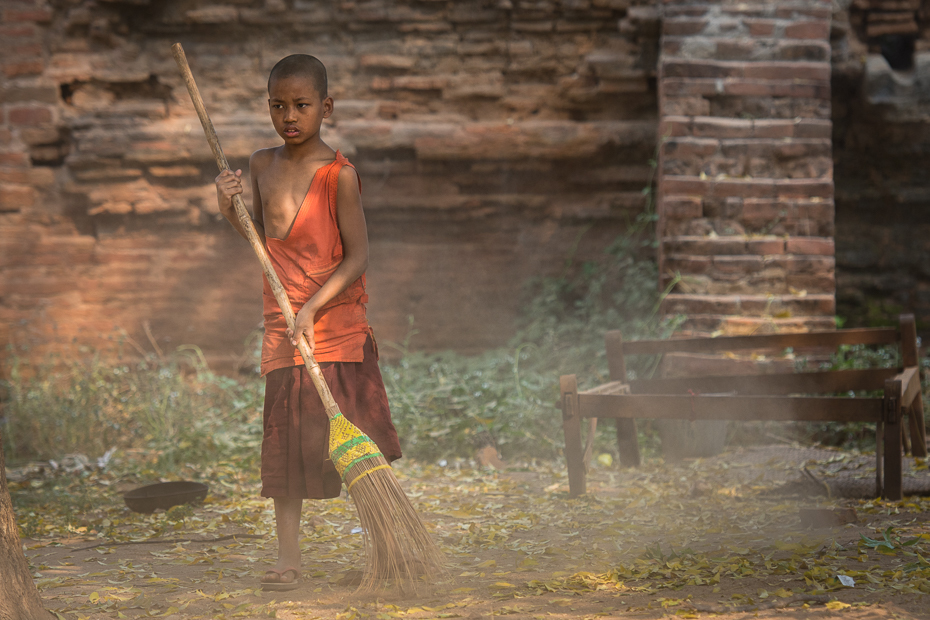  Poranne sprzątanie Ludzie Nikon D7100 AF-S Nikkor 70-200mm f/2.8G 0 Myanmar ranek świątynia rytuał drzewo dziewczyna