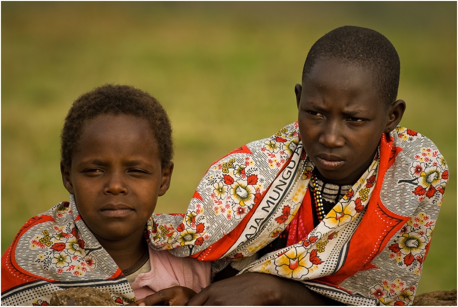  Masajskie dzieci Ludzie Nikon D200 AF-S Nikkor 70-200mm f/2.8G Kenia 0 ludzie dziecko plemię dziewczyna oko tradycja uśmiech świątynia człowiek szczęście