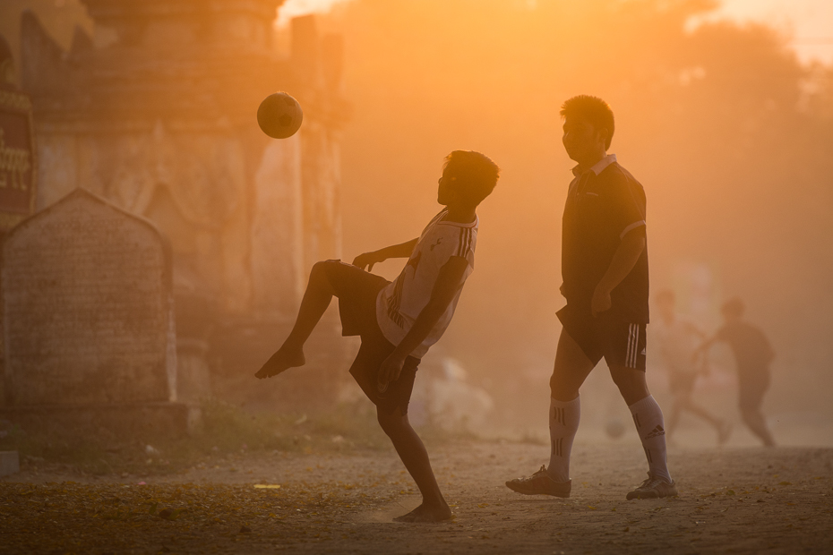  Gra piłkę Ludzie Nikon D7100 AF-S Nikkor 70-200mm f/2.8G 0 Myanmar niebo lekki słońce męski ranek zabawa światło słoneczne człowiek podświetlenie sylwetka