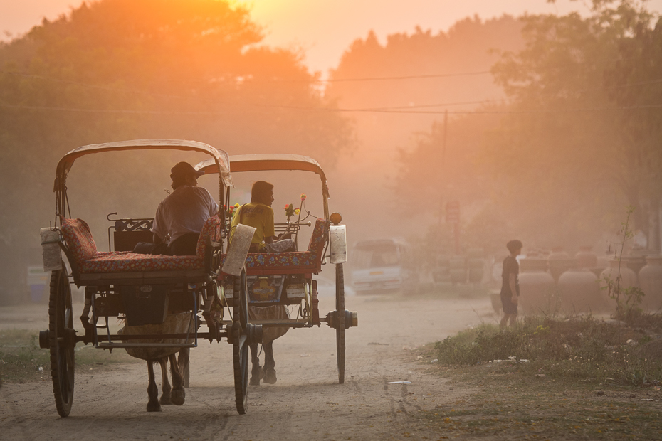  Dorożka Ludzie Nikon D7100 AF-S Nikkor 70-200mm f/2.8G 0 Myanmar ranek wieczór niebo światło słoneczne wschód słońca kurz zbiory fotografii