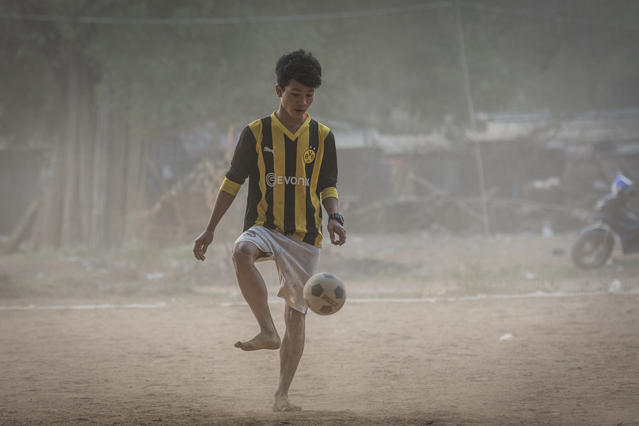  Piłkarz Ludzie Nikon D7100 AF-S Nikkor 70-200mm f/2.8G 0 Myanmar żółty gracz piasek wydarzenie konkursowe pallone woda zabawa Sport