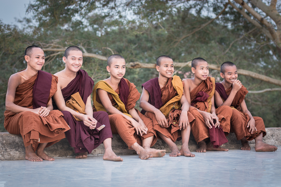  Młodzi mnisi Ludzie Nikon D7100 AF-S Nikkor 70-200mm f/2.8G 0 Myanmar Grupa społeczna zabawa wakacje dziewczyna świątynia wolny czas sztuki sceniczne