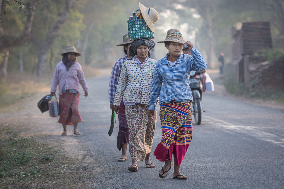  Idąc pracy Ludzie Nikon D7100 AF-S Nikkor 70-200mm f/2.8G 0 Myanmar świątynia wakacje Droga podróżować dziewczyna rekreacja turystyka drzewo zabawa ulica