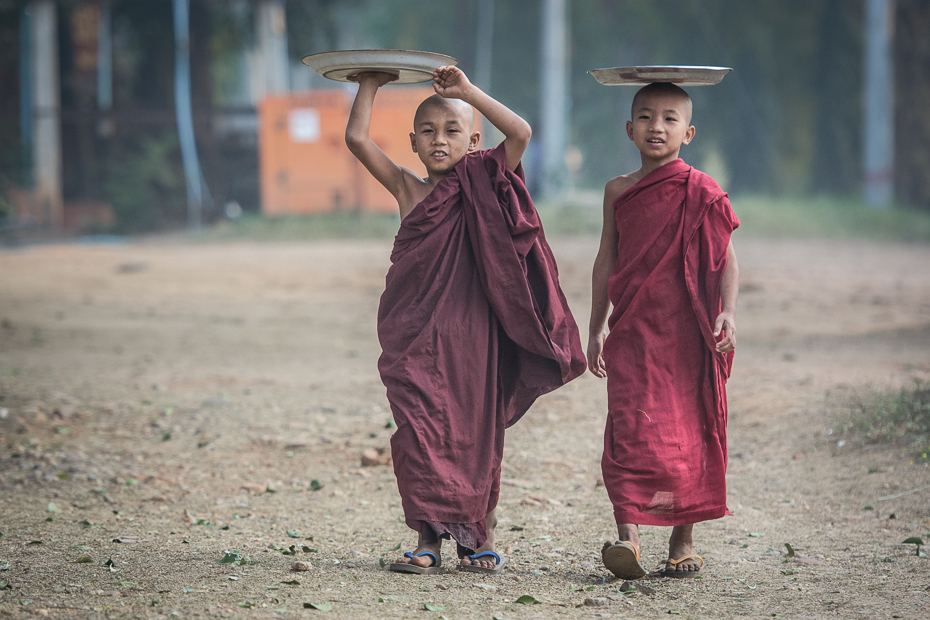  Mnisi Ludzie Nikon D7100 AF-S Nikkor 70-200mm f/2.8G 0 Myanmar świątynia mnich dziewczyna