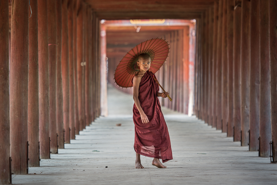  Mnich Ludzie Nikon D7100 AF-S Nikkor 70-200mm f/2.8G 0 Myanmar dziewczyna świątynia sukienka mnich drewno