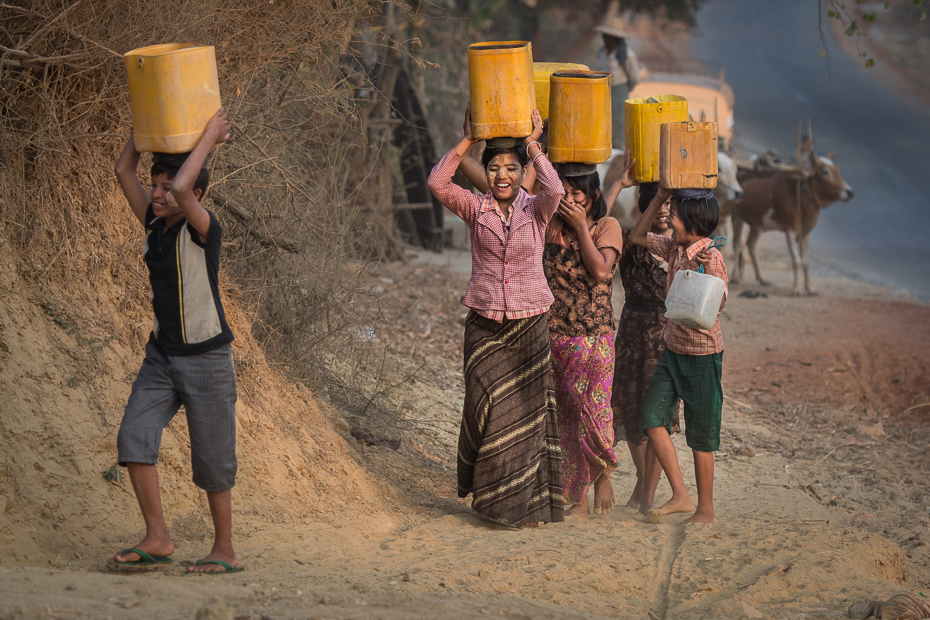  Noszenie wody Ludzie Nikon D7100 AF-S Nikkor 70-200mm f/2.8G 0 Myanmar piasek zabawa dziewczyna rekreacja