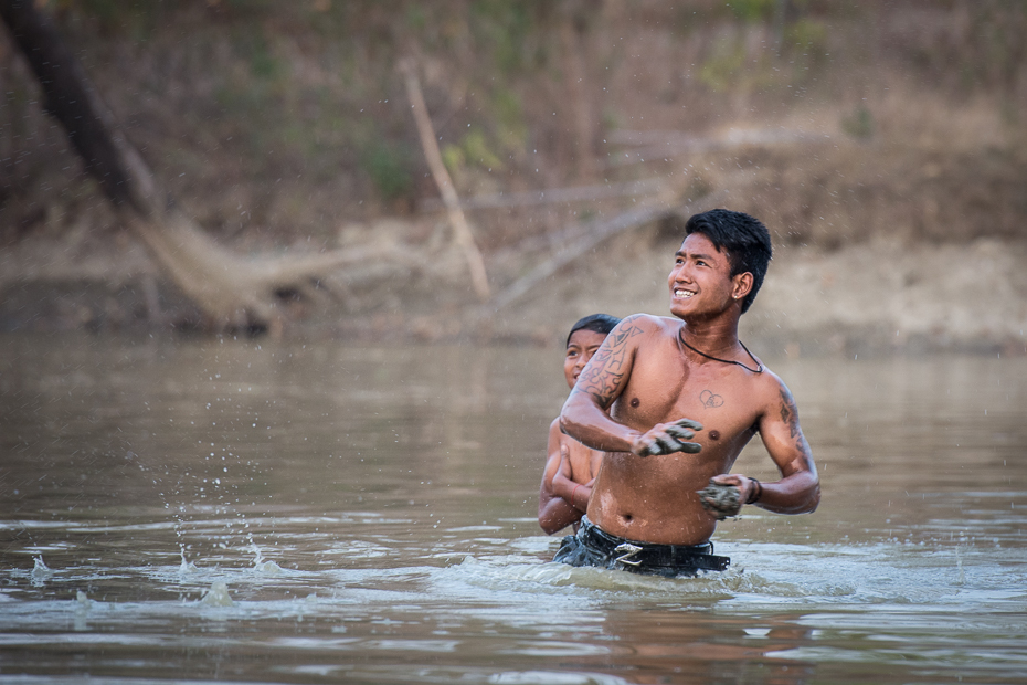  Zabawa wodzie Ludzie Nikon D7100 AF-S Nikkor 70-200mm f/2.8G 0 Myanmar woda zabawa barechestedness wakacje rzeka mięsień drzewo funkcja wody kąpielowy dziewczyna