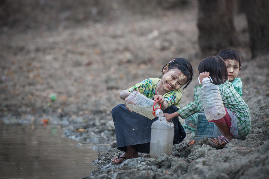  Napełniaie butelek Ludzie Nikon D7100 AF-S Nikkor 70-200mm f/2.8G 0 Myanmar ludzie woda Natura dziecko dziewczyna drzewo zabawa zimowy rekreacja wakacje