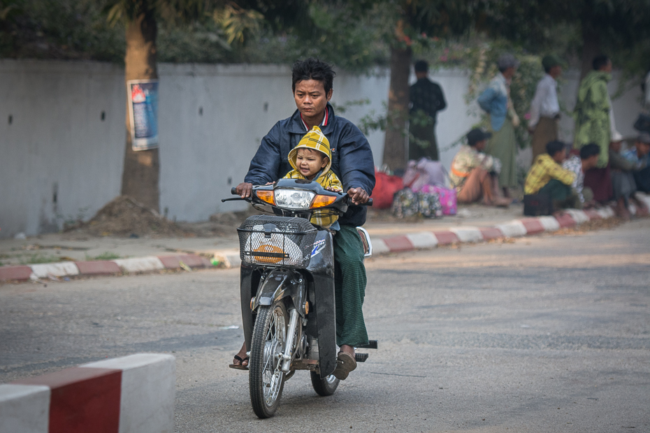  dzieckiem skuterze drodze Nikon D7100 AF-S Nikkor 70-200mm f/2.8G 0 Myanmar pojazd lądowy pojazd motocykl Droga samochód motocykli ulica rower Wyposażenie sportowe rekreacja