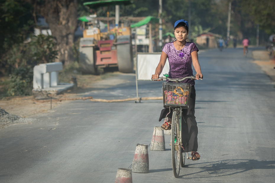  Dziewczyna rowerze drodze Nikon D7100 AF-S Nikkor 70-200mm f/2.8G 0 Myanmar pojazd lądowy rower Droga pojazd ulica migawka Jazda rowerem pas ruchu Wyposażenie sportowe dziewczyna