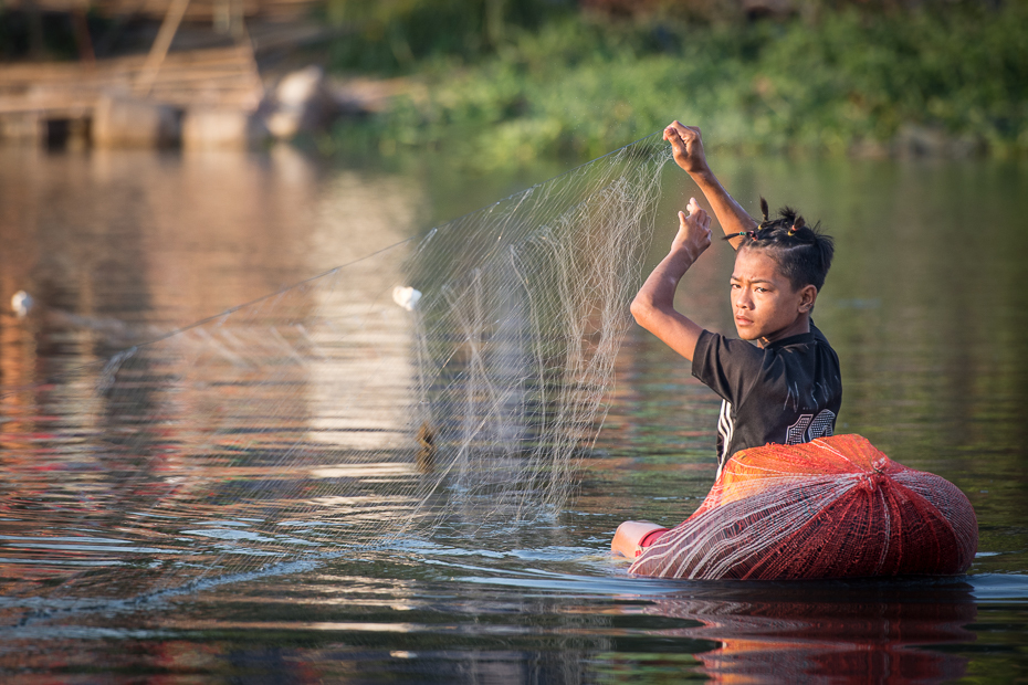  Stawianie sieci Ludzie Nikon D7100 AF-S Nikkor 70-200mm f/2.8G 0 Myanmar woda Natura arteria wodna rzeka zabawa dziewczyna drzewo wolny czas odbicie wakacje