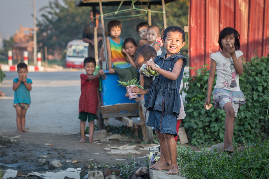  Dzieci Ludzie Nikon D7100 AF-S Nikkor 70-200mm f/2.8G 0 Myanmar ludzie dziecko zabawa wakacje drzewo dziewczyna woda podróżować świątynia rekreacja