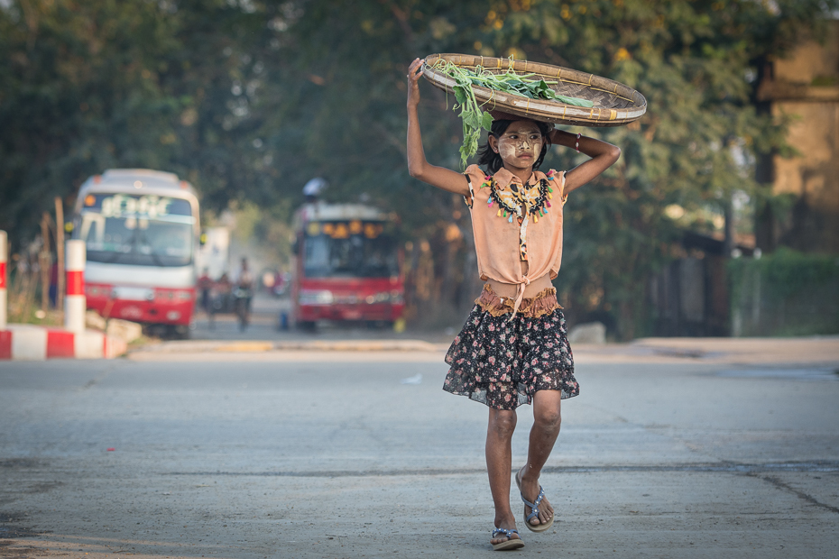  Dziewczynka tacą Ludzie Nikon D7100 AF-S Nikkor 70-200mm f/2.8G 0 Myanmar Droga dziewczyna wakacje ulica pojazd drzewo