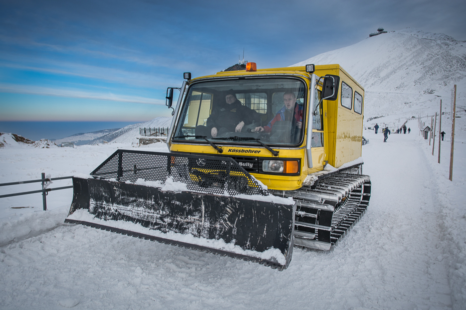  Śnieżka 0 Nikon D7100 AF-S Zoom-Nikkor 17-55mm f/2.8G IF-ED śnieg transport pojazd silnikowy żółty rodzaj transportu zimowy pług śnieżny odśnieżarka pasmo górskie piste