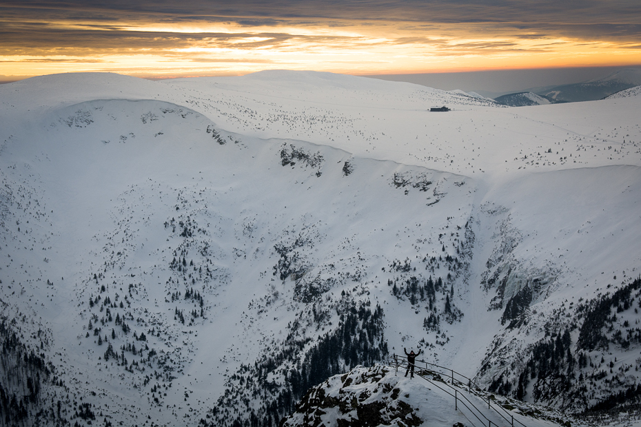  Śnieżka 0 Nikon D7100 AF-S Zoom-Nikkor 17-55mm f/2.8G IF-ED górzyste formy terenu śnieg zimowy niebo Góra pasmo górskie grzbiet zamrażanie zjawisko geologiczne spadł