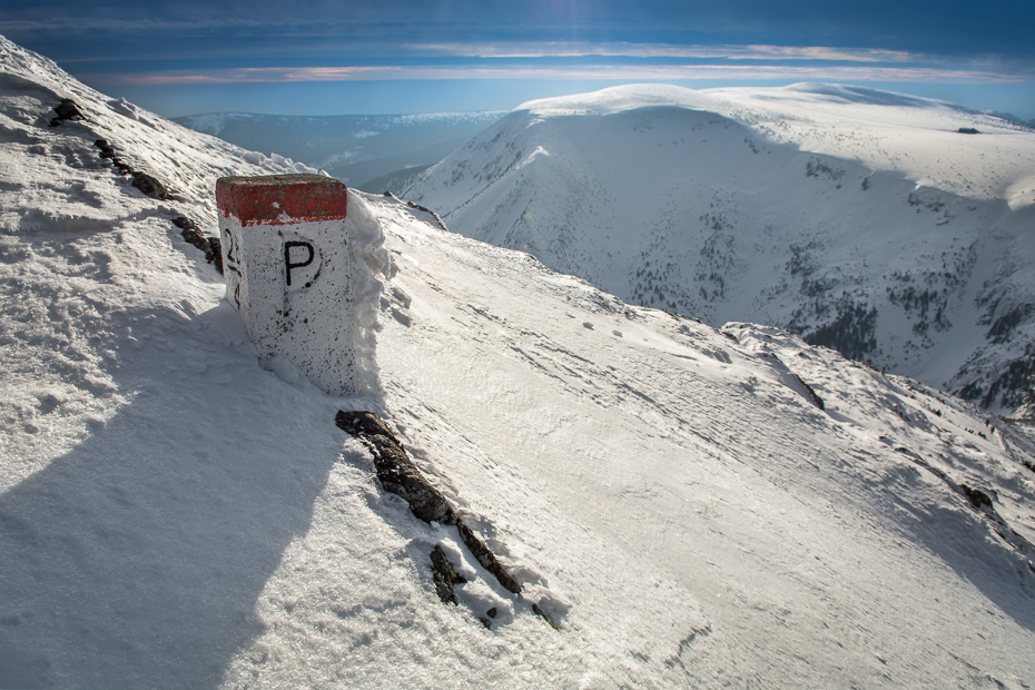  Śnieżka 0 Nikon D7100 AF-S Zoom-Nikkor 17-55mm f/2.8G IF-ED śnieg górzyste formy terenu niebo pasmo górskie zimowy Góra grzbiet zjawisko geologiczne piste Chmura