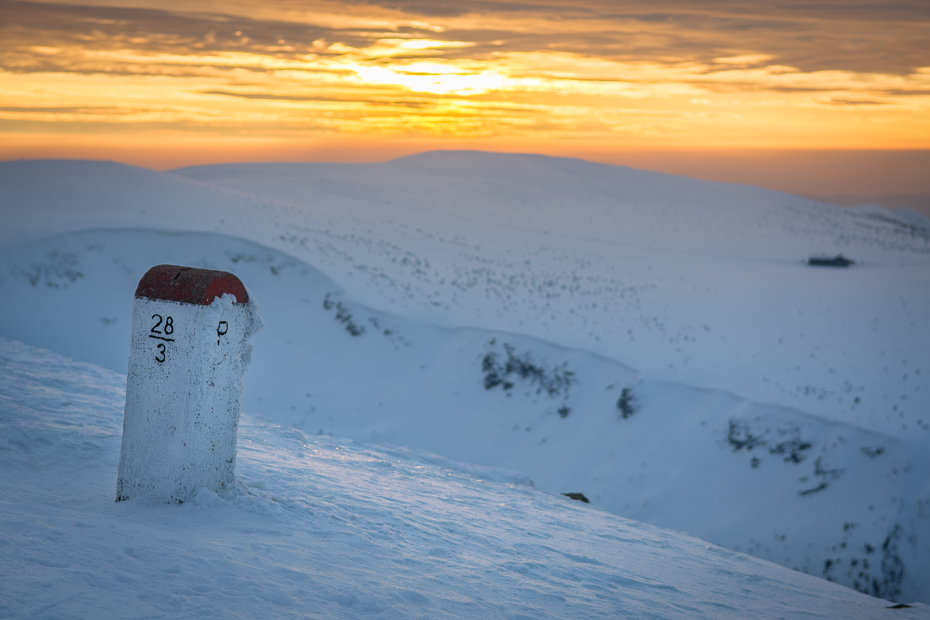  Śnieżka 0 Nikon D7100 AF-S Zoom-Nikkor 17-55mm f/2.8G IF-ED śnieg niebo zimowy zamrażanie górzyste formy terenu arktyczny Chmura zjawisko geologiczne wschód słońca ranek