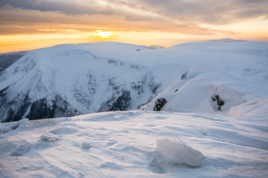  Śnieżka 0 Nikon D7100 AF-S Zoom-Nikkor 17-55mm f/2.8G IF-ED niebo górzyste formy terenu śnieg grzbiet Góra arktyczny zimowy zjawisko geologiczne zamrażanie nunatak