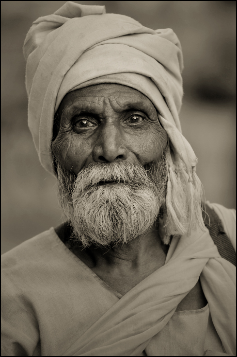  Żebrak Portret Nikon D300 Zoom-Nikkor 80-200mm f/2.8D Indie 0 Twarz człowiek zarost czarny i biały oko turban wąsy portret fotografia monochromatyczna