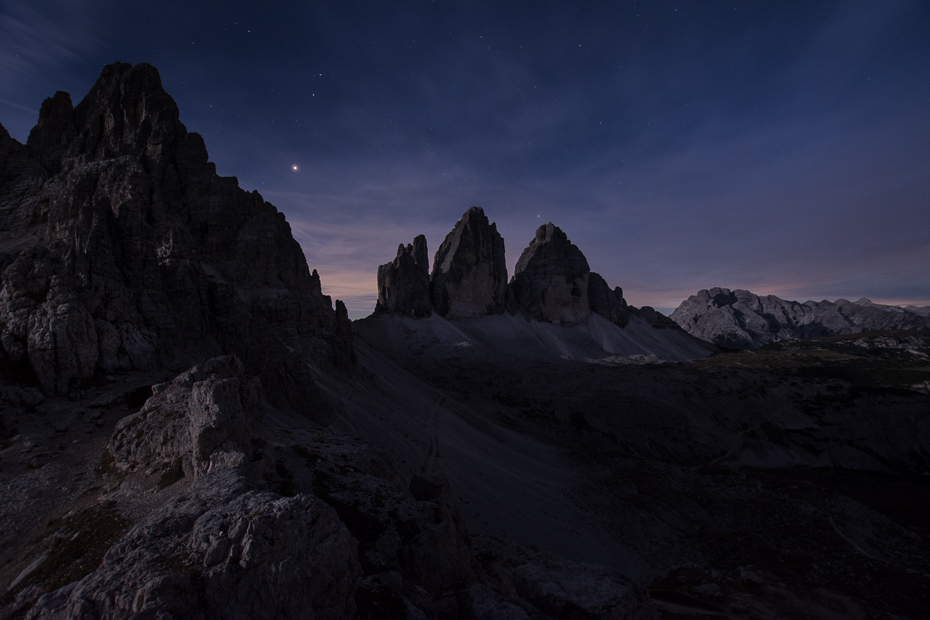  Tre Cime Lavaredo 0 Dolomity Nikon D7200 Sigma 10-20mm f/3.5 HSM niebo górzyste formy terenu pasmo górskie Góra pustynia atmosfera Alpy zjawisko geologiczne grzbiet ciemność