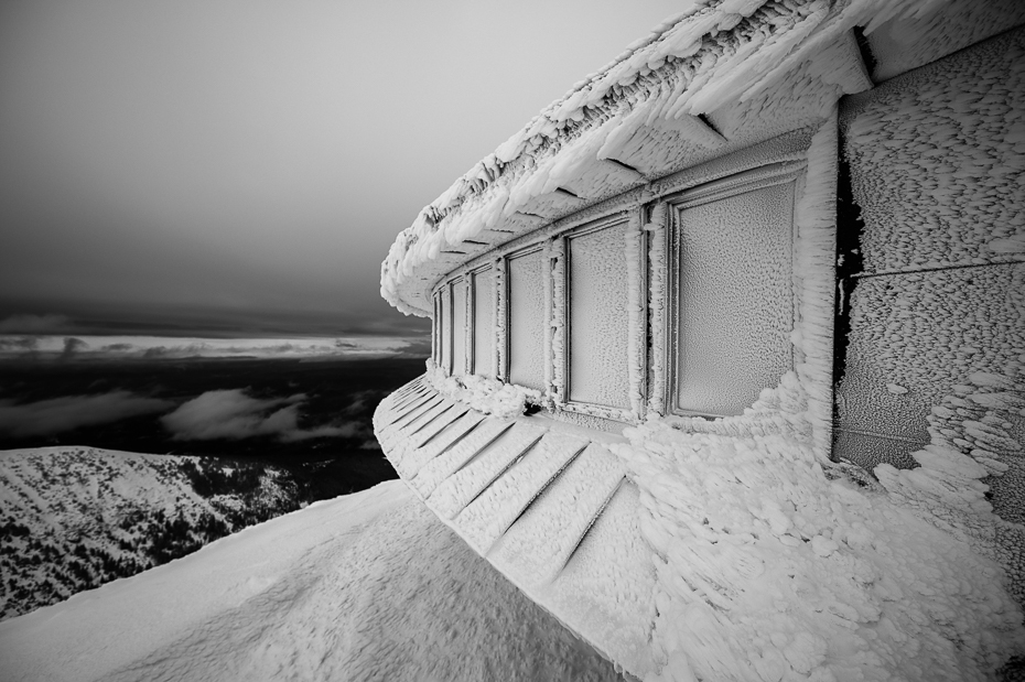  Śnieżka 0 Karkonosze Nikon Laowa D-Dreamer 12mm f/2.8 biały czarny Czarny i biały monochromia fotografia monochromatyczna zimowy woda śnieg fotografia niebo