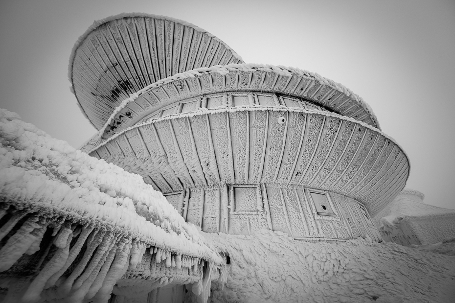  Śnieżka 0 Karkonosze Nikon Laowa D-Dreamer 12mm f/2.8 biały Czarny i biały monochromia fotografia monochromatyczna śnieg architektura zimowy zbiory fotografii fotografia zamrażanie