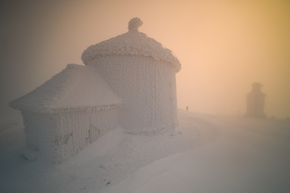  Śnieżka 0 Karkonosze Nikon Laowa D-Dreamer 12mm f/2.8 Zjawisko atmosferyczne zamglenie niebo mgła atmosfera Chmura ranek zimowy architektura