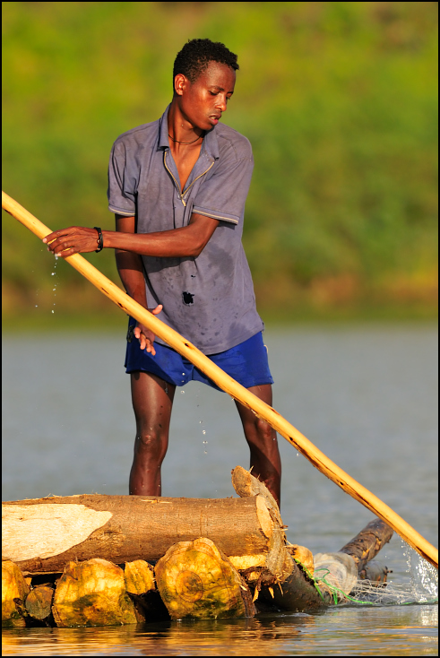  Rybak jeziorze Chamo Ludzie Nikon D300 Sigma APO 500mm f/4.5 DG/HSM Etiopia 0 woda żółty łodzie i sprzęt żeglarski oraz zaopatrzenie zabawa wiosło wolny czas rekreacja wakacje hobby