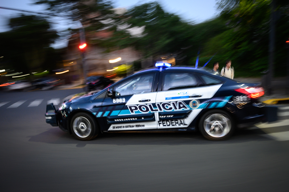  Pościg policyjny Buenos Aires Nikon Nikkor 24-70mm f/4 0 Patagonia pojazd lądowy pojazd samochód Radiowóz Policja egzekwowanie prawa pojazd silnikowy Samochód średniej wielkości Samochód kompaktowy rodzinny samochód