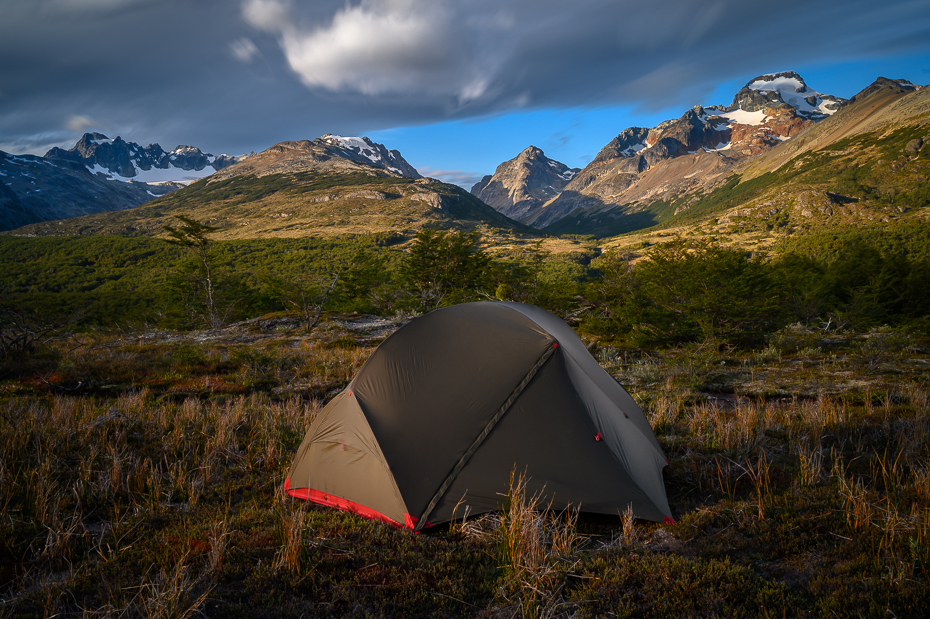  Namiot Ziemi Ognistej Argentyna Nikon Nikkor 24-70mm f/4 0 Patagonia górzyste formy terenu Góra pustynia niebo średniogórze Naturalny krajobraz pasmo górskie spadł namiot liść