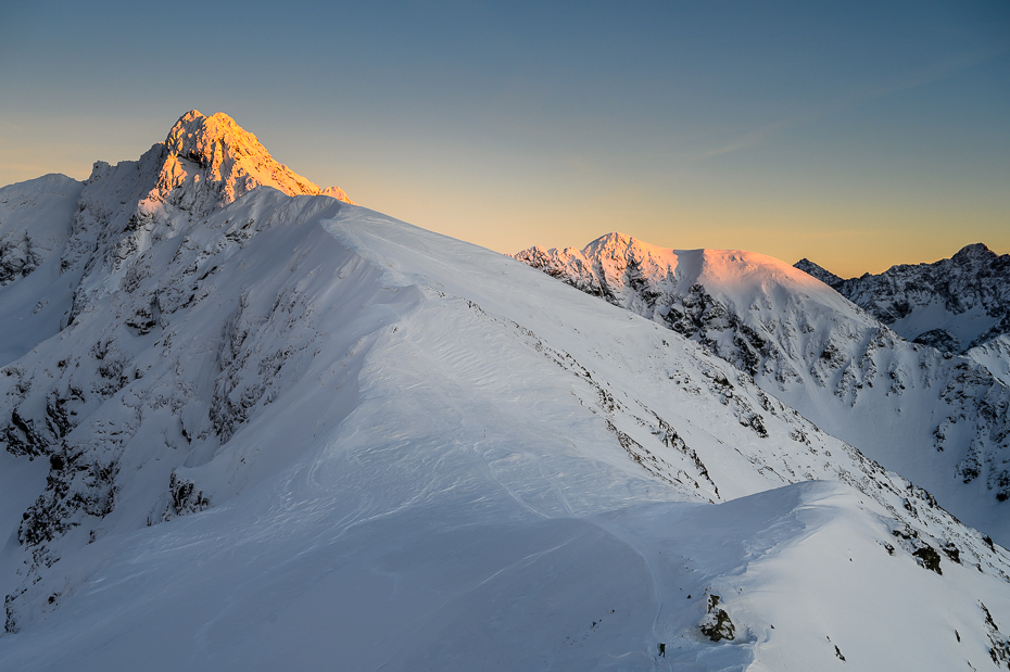  Tatry Nikon Nikkor 24-70mm f/4 górzyste formy terenu Góra pasmo górskie niebo śnieg zimowy grzbiet lodowaty kształt terenu Alpy masyw górski