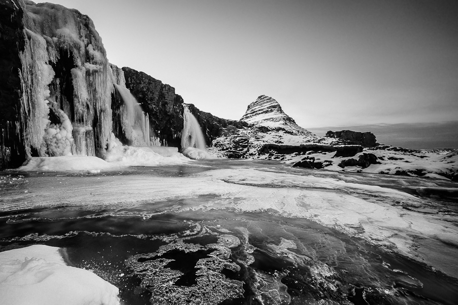  Kirkjufell 0 Islandia Nikon Laowa D-Dreamer 12mm f/2.8 Natura woda biały czarny Czarny i biały fotografia Naturalny krajobraz fotografia monochromatyczna skała niebo