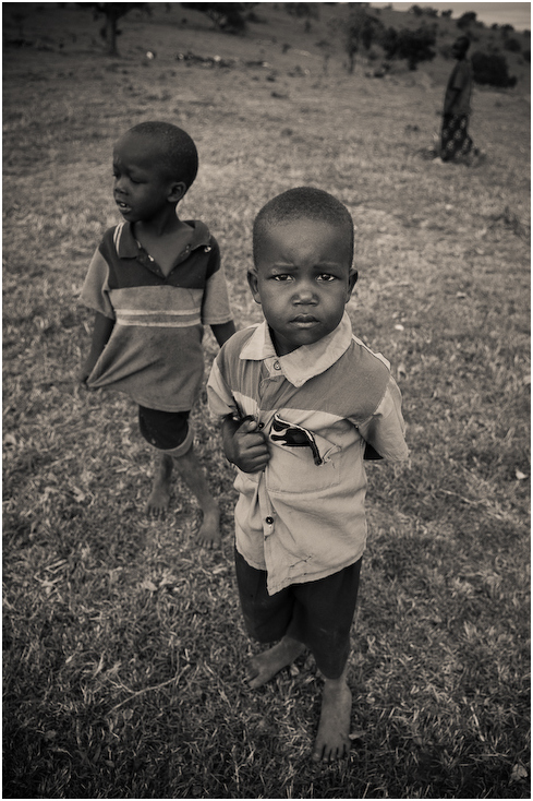 Masajskie dzieci Ludzie maasai mara village Nikon D300 AF-S Zoom-Nikkor 17-55mm f/2.8G IF-ED Kenia 0 dziecko ludzie fotografia czarny Natura osoba wyraz twarzy na stojąco czarny i biały dziewczyna