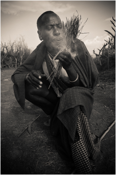  Rozpalanie ognia Ludzie maasai mara village Nikon D300 AF-S Zoom-Nikkor 17-55mm f/2.8G IF-ED Kenia 0 fotografia biały czarny osoba człowiek czarny i biały posiedzenie migawka męski