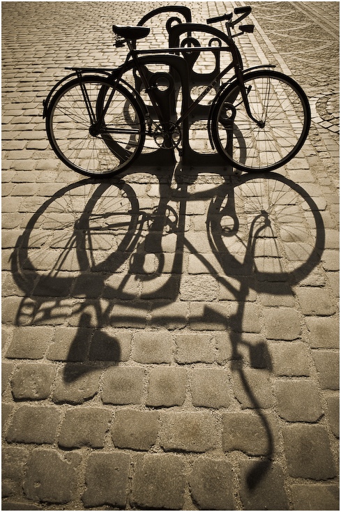  Cienie Architektura Nikon D300 AF-S Zoom-Nikkor 17-55mm f/2.8G IF-ED rower czarny i biały koło od roweru żelazo rower drogowy fotografia monochromatyczna Ściana monochromia czcionka rama rowerowa