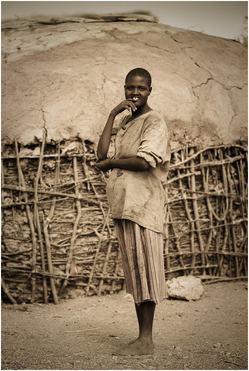  Samburu #16 Ludzie Nikon D200 AF-S Micro-Nikkor 105mm f/2.8G IF-ED Kenia 0 fotografia na stojąco ludzkie zachowanie męski człowiek czarny i biały dziewczyna stylowe ubrania piasek zbiory fotografii