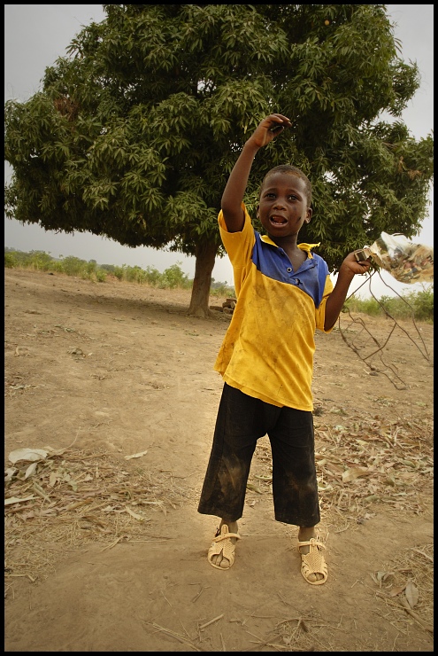  Chłopiec Kedougou Ludzie Nikon D70 AF-S Zoom-Nikkor 18-70mm f/3.5-4.5G IF-ED Senegal 0 drzewo żółty osoba dziecko roślina drzewiasta męski zabawa chłopak wakacje roślina